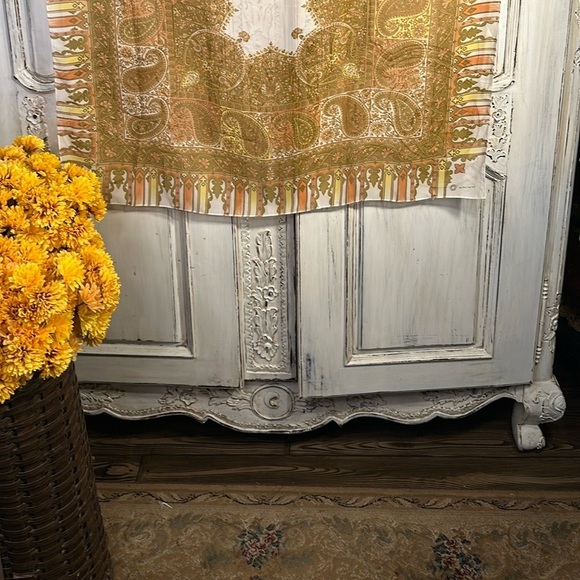 Beautifully Chic Paisley Pattern Scarf Square - Picture 3 of 9